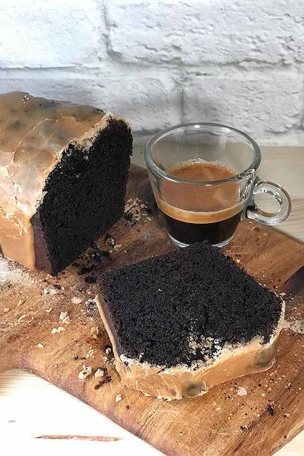 Cake al cioccolato e cappuccino con glassa al caffè Cake al cioccolato e cappuccino con glassa al caffè
