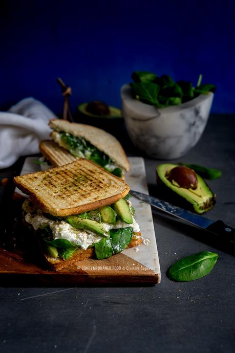 Avocado toast con spinacini, robiola di capra e miele avocado-toast-con-spinacini-novelli-robiola-capra-miele-ricetta-facile-veloce-vegetariana-contemporaneo-food