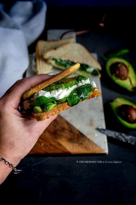 Avocado toast con spinacini, robiola di capra e miele avocado-toast-con-spinacini-novelli-robiola-capra-miele-ricetta-facile-veloce-vegetariana-contemporaneo-food