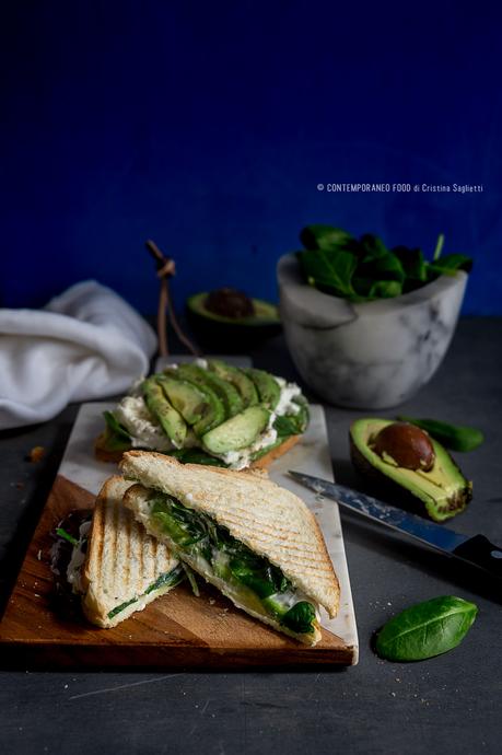 Avocado toast con spinacini, robiola di capra e miele avocado-toast-con-spinacini-novelli-robiola-capra-miele-ricetta-facile-veloce-vegetariana-contemporaneo-food