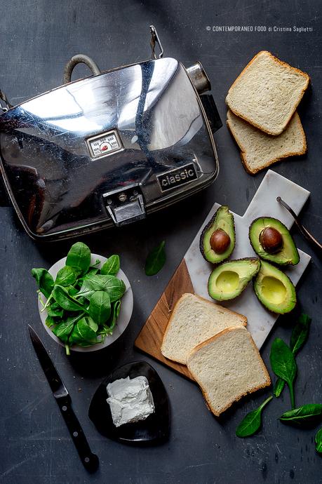 Avocado toast con spinacini, robiola di capra e miele avocado-toast-con-spinacini-novelli-robiola-capra-miele-ricetta-facile-veloce-vegetariana-contemporaneo-food
