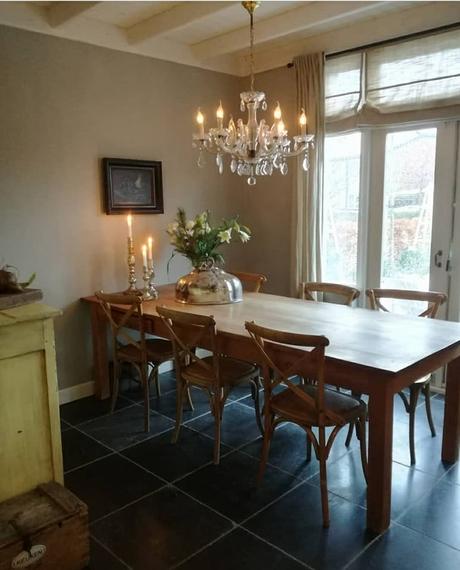 Una bella casa di campagna in Olanda L'immagine può contenere: persone sedute, tabella e spazio al chiuso