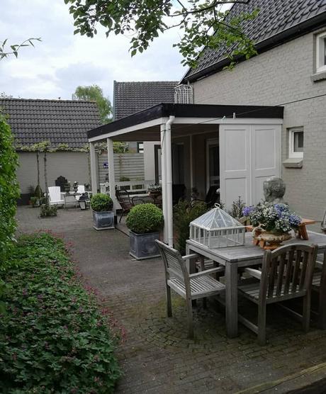 Una bella casa di campagna in Olanda L'immagine può contenere: pianta, albero, abitazione e spazio all'aperto