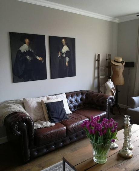 Una bella casa di campagna in Olanda L'immagine può contenere: 1 persona, persona seduta, salotto, tabella e spazio al chiuso