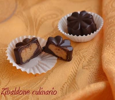 Praline al pralinato di mandorle e nocciole Praline al pralinato di mandorle e nocciole