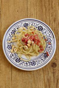 Spaghetti alla chitarra con pesto di topinambur, speck e nocciole spaghetti-pesto-di-topinambur-speck-e-nocciole