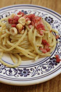 Spaghetti alla chitarra con pesto di topinambur, speck e nocciole spaghetti-pesto-di-topinambur-speck-e-nocciole