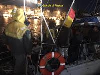 BRINDISI. Intercettato dalla Finanza veliero con 48 migranti. Arrestati i 3 scafisti. BRINDISI. Intercettato dalla Finanza veliero con 48 migranti. Arrestati i 3 scafisti.