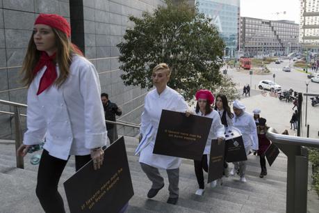 Lavoro nero in Italia? In un Flashmob, la soluzione di Openjobmetis I perfromers del Frozen Flashmob “il lavoro nero non ha un buon sapore” salgono le scale che li condurranno in Piazza Gae Aulenti