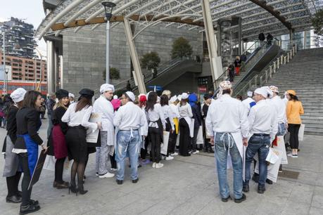 Lavoro nero in Italia? In un Flashmob, la soluzione di Openjobmetis I perfromers del Frozen Flashmob “il lavoro nero non ha un buon sapore” salgono le scale che li condurranno in Piazza Gae Aulenti