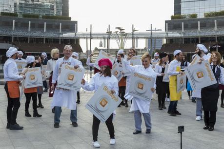 Lavoro nero in Italia? In un Flashmob, la soluzione di Openjobmetis I perfromers del Frozen Flashmob “il lavoro nero non ha un buon sapore” nel momento euforia