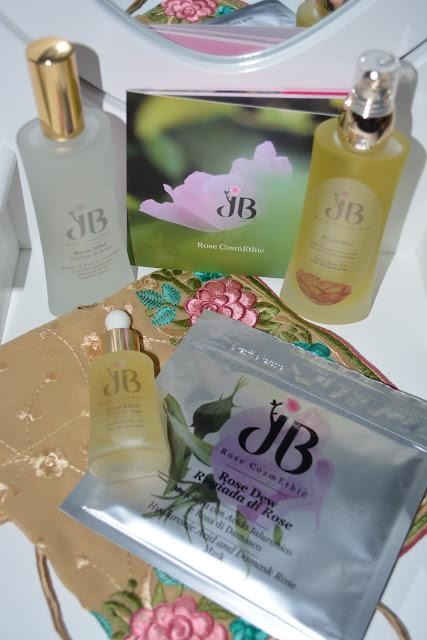Come avere una pelle idratata e sana grazie ai cosmetici naturali a base di estratti di Rosa Damascena. Come avere una pelle idratata e sana grazie ai cosmetici naturali a base di estratti di Rosa Damascena.