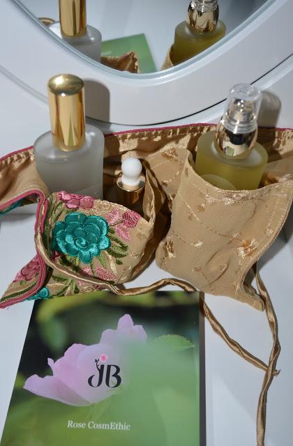 Come avere una pelle idratata e sana grazie ai cosmetici naturali a base di estratti di Rosa Damascena. Come avere una pelle idratata e sana grazie ai cosmetici naturali a base di estratti di Rosa Damascena.
