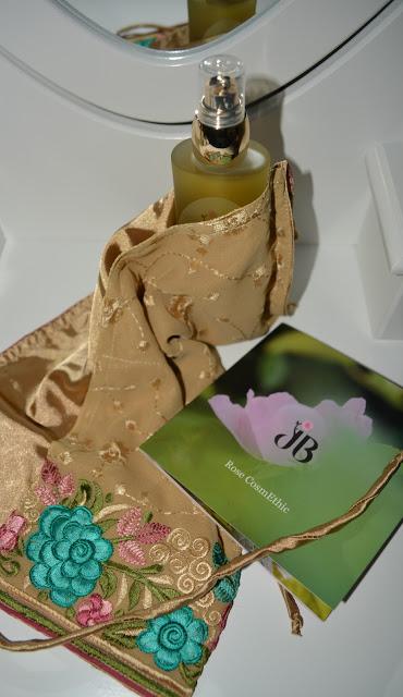 Come avere una pelle idratata e sana grazie ai cosmetici naturali a base di estratti di Rosa Damascena. Come avere una pelle idratata e sana grazie ai cosmetici naturali a base di estratti di Rosa Damascena.