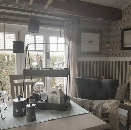 Una casa ricca di personalità L'immagine può contenere: persone sedute, tabella, salotto e spazio al chiuso