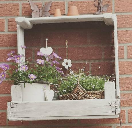 Una casa ricca di personalità L'immagine può contenere: pianta, fiore, tabella e spazio all'aperto