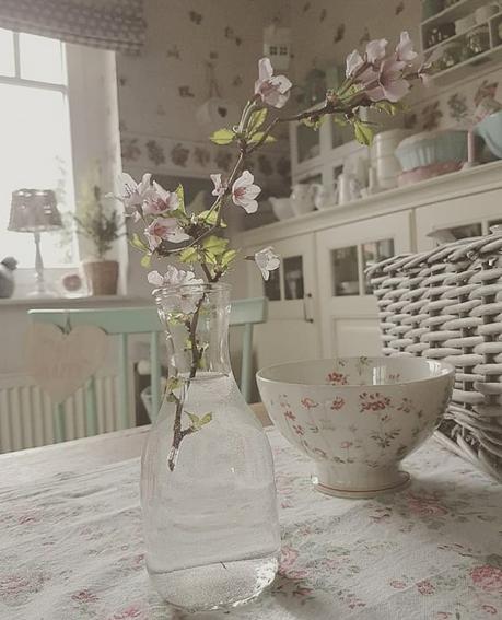 Una casa ricca di personalità L'immagine può contenere: tabella, pianta e spazio al chiuso