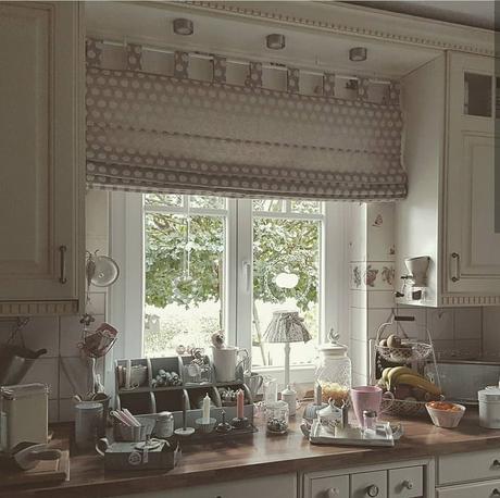 Una casa ricca di personalità L'immagine può contenere: tabella e spazio al chiuso