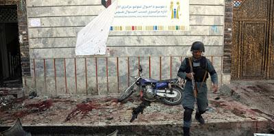 Almeno 48 morti in un attentato a Kabul Almeno 48 morti in un attentato a Kabul