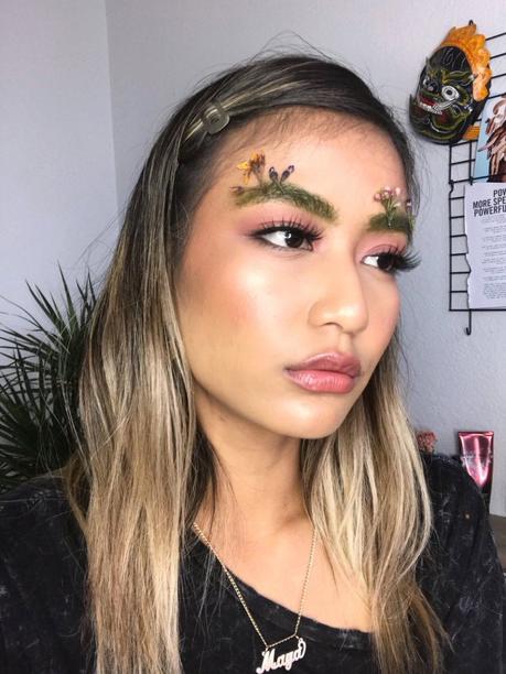 Beauty primavera: praticamente dobbiamo fare giardinaggio sulle sopracciglia Beauty primavera: praticamente dobbiamo fare giardinaggio sulle sopracciglia