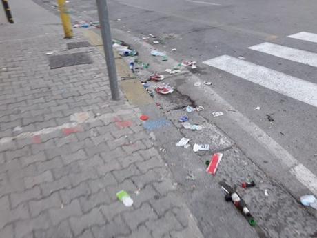 Foto. Il delirio dei tifosi a Capodichino lascia segni: spazzatura e siepi distrutte Foto. Il delirio dei tifosi a Capodichino lascia segni: spazzatura e siepi distrutte