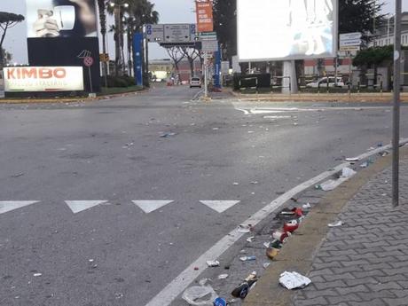 Foto. Il delirio dei tifosi a Capodichino lascia segni: spazzatura e siepi distrutte Foto. Il delirio dei tifosi a Capodichino lascia segni: spazzatura e siepi distrutte