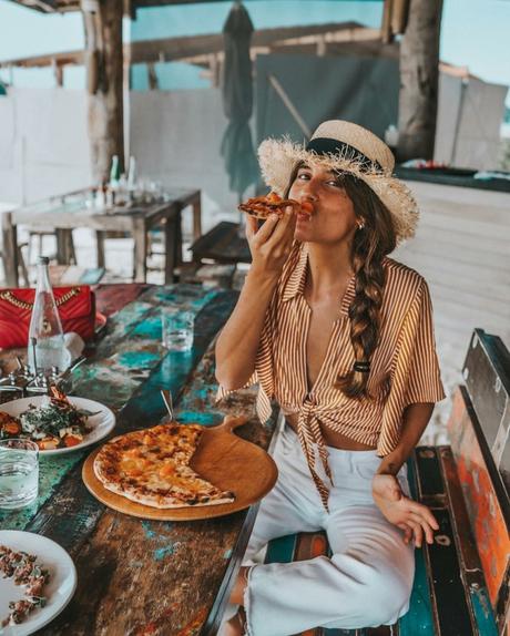Fashion Trend: facciamo il nodo alla camicia Fashion Trend: facciamo il nodo alla camicia