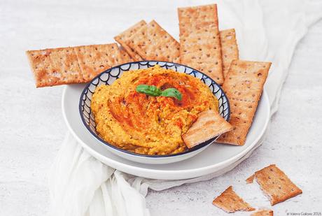 Hummus di peperoni arrosto con crackers al riso venere e semi di lino Hummus di peperoni arrosto con crackers al riso venere e semi di lino