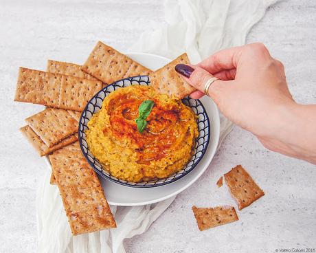 Hummus di peperoni arrosto con crackers al riso venere e semi di lino Hummus di peperoni arrosto con crackers al riso venere e semi di lino