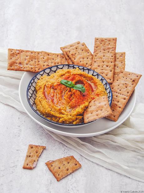 Hummus di peperoni arrosto con crackers al riso venere e semi di lino Hummus di peperoni arrosto con crackers al riso venere e semi di lino
