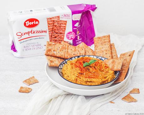 Hummus di peperoni arrosto con crackers al riso venere e semi di lino Hummus di peperoni arrosto con crackers al riso venere e semi di lino