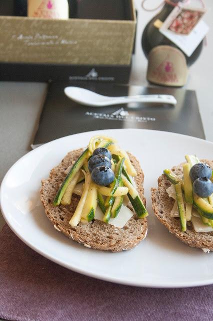 Bruschettine con zucchine marinate, grana e mirtilli Bruschettine con zucchine marinate, grana e mirtilli