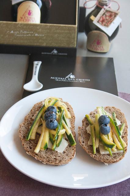 Bruschettine con zucchine marinate, grana e mirtilli Bruschettine con zucchine marinate, grana e mirtilli