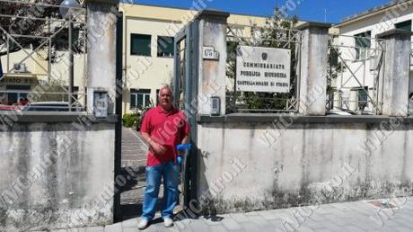 FOTO e VIDEO ViViCentro – Castellammare, protesta al Commissariato di Polizia: uomo si incatena ai cancelli FOTO e VIDEO ViViCentro – Castellammare, protesta al Commissariato di Polizia: uomo si incatena ai cancelli