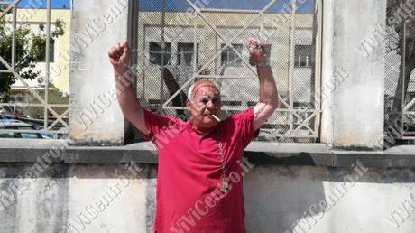 FOTO e VIDEO ViViCentro – Castellammare, protesta al Commissariato di Polizia: uomo si incatena ai cancelli FOTO e VIDEO ViViCentro – Castellammare, protesta al Commissariato di Polizia: uomo si incatena ai cancelli