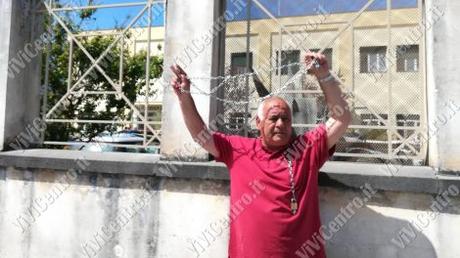FOTO e VIDEO ViViCentro – Castellammare, protesta al Commissariato di Polizia: uomo si incatena ai cancelli FOTO e VIDEO ViViCentro – Castellammare, protesta al Commissariato di Polizia: uomo si incatena ai cancelli