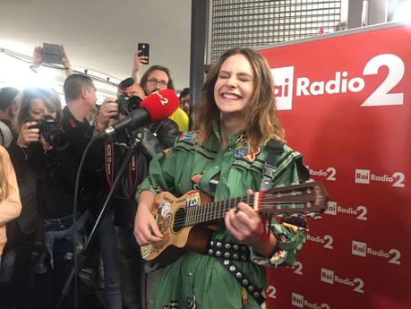 FRANCESCA MICHIELIN IMPROVVISA UN MINI LIVE PER I PASSAGGERI DELLA METRO A DI ROMA ALLA FERMATA FLAMINIO Michielin, a sorpresa live show in metro