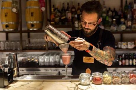 A Lisbona l’aperitivo si beve al bancone frequentato da Fernando Pessoa A Lisbona l’aperitivo si beve al bancone frequentato da Fernando Pessoa
