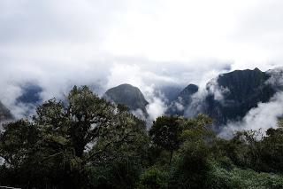 Il Perù, gli Inca, il mal di montagna, le foglie di coca e la tavolozza di colori delle Ande Il Perù, gli Inca, il mal di montagna, le foglie di coca e la tavolozza di colori delle Ande