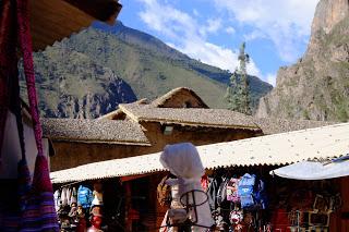Il Perù, gli Inca, il mal di montagna, le foglie di coca e la tavolozza di colori delle Ande Il Perù, gli Inca, il mal di montagna, le foglie di coca e la tavolozza di colori delle Ande