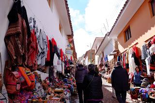 Il Perù, gli Inca, il mal di montagna, le foglie di coca e la tavolozza di colori delle Ande Il Perù, gli Inca, il mal di montagna, le foglie di coca e la tavolozza di colori delle Ande
