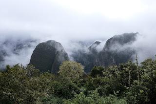 Il Perù, gli Inca, il mal di montagna, le foglie di coca e la tavolozza di colori delle Ande Il Perù, gli Inca, il mal di montagna, le foglie di coca e la tavolozza di colori delle Ande