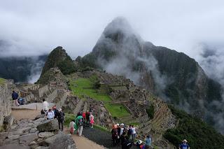Il Perù, gli Inca, il mal di montagna, le foglie di coca e la tavolozza di colori delle Ande Il Perù, gli Inca, il mal di montagna, le foglie di coca e la tavolozza di colori delle Ande