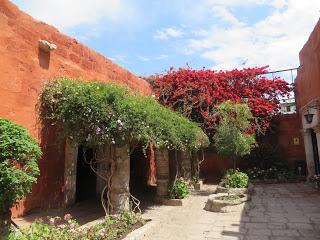 Il Perù, gli Inca, il mal di montagna, le foglie di coca e la tavolozza di colori delle Ande Il Perù, gli Inca, il mal di montagna, le foglie di coca e la tavolozza di colori delle Ande