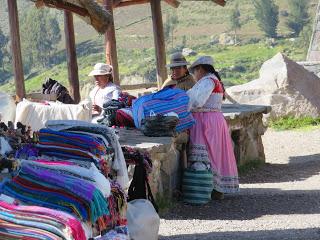 Il Perù, gli Inca, il mal di montagna, le foglie di coca e la tavolozza di colori delle Ande Il Perù, gli Inca, il mal di montagna, le foglie di coca e la tavolozza di colori delle Ande