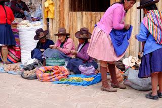 Il Perù, gli Inca, il mal di montagna, le foglie di coca e la tavolozza di colori delle Ande Il Perù, gli Inca, il mal di montagna, le foglie di coca e la tavolozza di colori delle Ande
