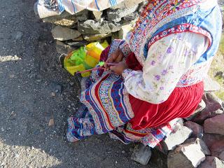 Il Perù, gli Inca, il mal di montagna, le foglie di coca e la tavolozza di colori delle Ande Il Perù, gli Inca, il mal di montagna, le foglie di coca e la tavolozza di colori delle Ande