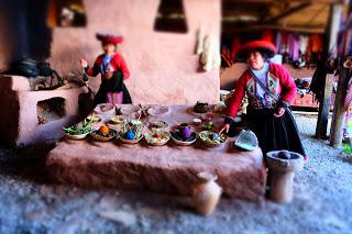 Il Perù, gli Inca, il mal di montagna, le foglie di coca e la tavolozza di colori delle Ande Il Perù, gli Inca, il mal di montagna, le foglie di coca e la tavolozza di colori delle Ande
