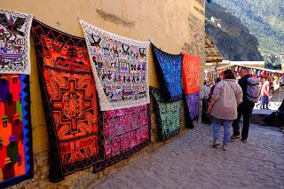 Il Perù, gli Inca, il mal di montagna, le foglie di coca e la tavolozza di colori delle Ande Il Perù, gli Inca, il mal di montagna, le foglie di coca e la tavolozza di colori delle Ande