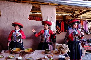 Il Perù, gli Inca, il mal di montagna, le foglie di coca e la tavolozza di colori delle Ande Il Perù, gli Inca, il mal di montagna, le foglie di coca e la tavolozza di colori delle Ande